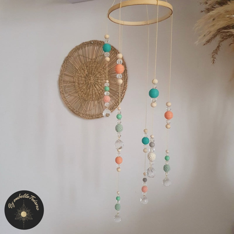 Un mobile attrape-soleil à perles fondues avec des formes